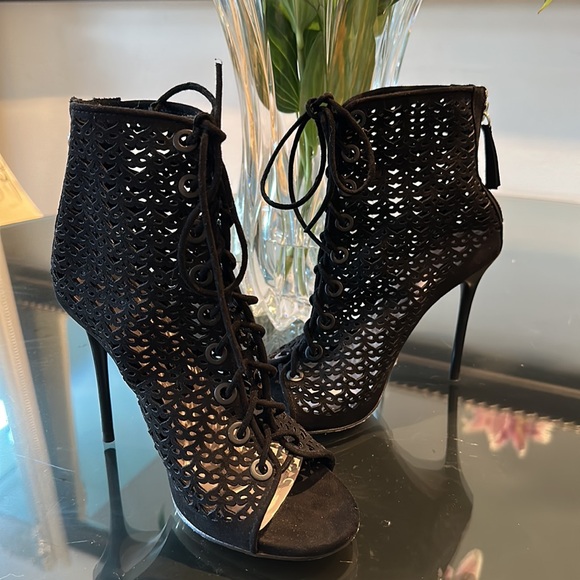 Brand new, gorgeous lace up zipper back black, high heels - Picture 2 of 4